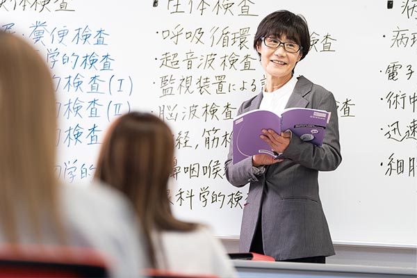 学科長 眼目 早苗 先生